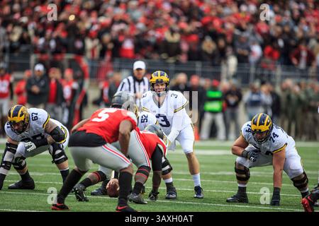 26. November 2016: Michigan Wolverines Quarterback Wilton Speight (3) beobachtet die Verteidigung während des NCAA-Fußballspiels zwischen den Michigan Wolverines und Ohio State Buckeyes im Ohio Stadium in Columbus, Ohio. JP Waldron/Cal Sport Media (Kreditbild: &Copy; JP Waldron/CSM via ZUMA Wire) Stockfoto