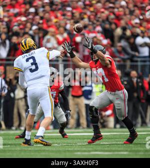 26. November 2016: Michigan Wolverines Quarterback Wilton Speight (3) hat den Versuch bestanden, während des NCAA-Fußballspiels zwischen den Michigan Wolverines und Ohio State Buckeyes im Ohio Stadium in Columbus, Ohio. JP Waldron/Cal Sport Media (Kreditbild: &Copy; JP Waldron/CSM via ZUMA Wire) Stockfoto