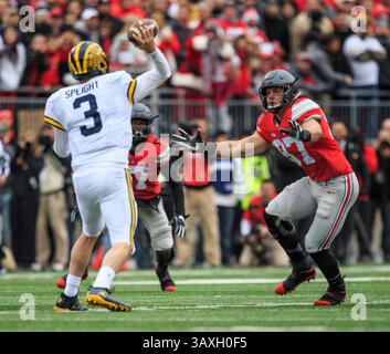 26. November 2016: Michigan Wolverines Quarterback Wilton Speight (3) hat den Versuch bestanden, während des NCAA-Fußballspiels zwischen den Michigan Wolverines und Ohio State Buckeyes im Ohio Stadium in Columbus, Ohio. JP Waldron/Cal Sport Media (Kreditbild: &Copy; JP Waldron/CSM via ZUMA Wire) Stockfoto