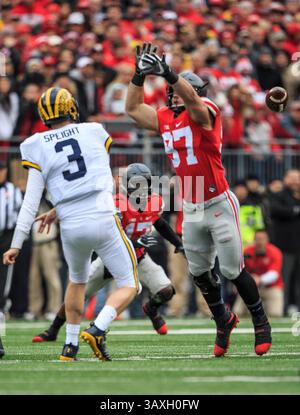 26. November 2016: Michigan Wolverines Quarterback Wilton Speight (3) hat den Versuch bestanden, während des NCAA-Fußballspiels zwischen den Michigan Wolverines und Ohio State Buckeyes im Ohio Stadium in Columbus, Ohio. JP Waldron/Cal Sport Media (Kreditbild: &Copy; JP Waldron/CSM via ZUMA Wire) Stockfoto
