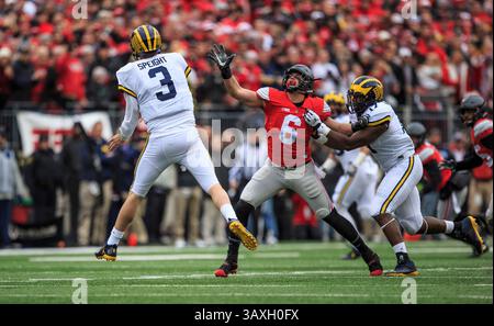 26. November 2016: Michigan Wolverines Quarterback Wilton Speight (3) hat den Versuch bestanden, während des NCAA-Fußballspiels zwischen den Michigan Wolverines und Ohio State Buckeyes im Ohio Stadium in Columbus, Ohio. JP Waldron/Cal Sport Media (Kreditbild: &Copy; JP Waldron/CSM via ZUMA Wire) Stockfoto