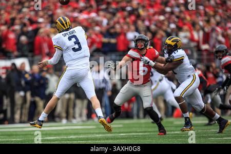 26. November 2016: Michigan Wolverines Quarterback Wilton Speight (3) hat den Versuch bestanden, während des NCAA-Fußballspiels zwischen den Michigan Wolverines und Ohio State Buckeyes im Ohio Stadium in Columbus, Ohio. JP Waldron/Cal Sport Media (Kreditbild: &Copy; JP Waldron/CSM via ZUMA Wire) Stockfoto