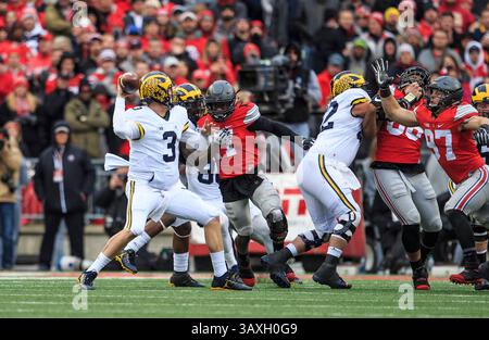 26. November 2016: Michigan Wolverines Quarterback Wilton Speight (3) setzt sich für einen Pass-Versuch während des NCAA-Fußballspiels zwischen den Michigan Wolverines & Ohio State Buckeyes im Ohio Stadium in Columbus, Ohio, ein. JP Waldron/Cal Sport Media (Kreditbild: &Copy; JP Waldron/CSM via ZUMA Wire) Stockfoto