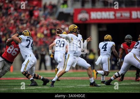 26. November 2016: Michigan Wolverines Quarterback Wilton Speight (3) hat den Versuch bestanden, während des NCAA-Fußballspiels zwischen den Michigan Wolverines und Ohio State Buckeyes im Ohio Stadium in Columbus, Ohio. JP Waldron/Cal Sport Media (Kreditbild: &Copy; JP Waldron/CSM via ZUMA Wire) Stockfoto