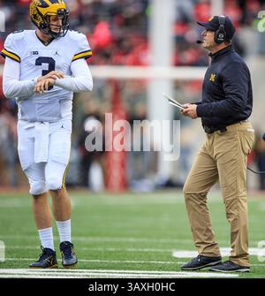 26. November 2016: Jim Harbaugh, Cheftrainer von Michigan Wolverines, spricht mit seinem Quarterback Wilton Speight (3) während des NCAA-Fußballspiels zwischen den Michigan Wolverines & Ohio State Buckeyes im Ohio Stadium in Columbus, Ohio. JP Waldron/Cal Sport Media (Kreditbild: &Copy; JP Waldron/CSM via ZUMA Wire) Stockfoto