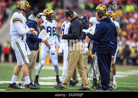 26. November 2016: Jim Harbaugh, Cheftrainer von Michigan Wolverines, spricht mit seinem Quarterback Wilton Speight (3) während des NCAA-Fußballspiels zwischen den Michigan Wolverines & Ohio State Buckeyes im Ohio Stadium in Columbus, Ohio. JP Waldron/Cal Sport Media (Kreditbild: &Copy; JP Waldron/CSM via ZUMA Wire) Stockfoto