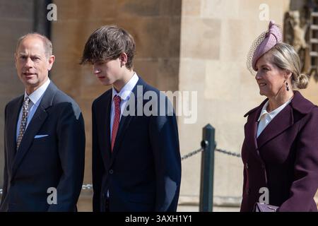 Windsor, Großbritannien. April 2025. Prinz Edward (L) der Herzog von Edinburgh kommt mit seinem Sohn James, dem Earl of Wessex und seiner Frau Sophie, der Herzogin von Edinburgh, in der St George's Chapel, Windsor Castle, Berkshire zum Ostersonntagmorgen. Kredit: Maureen McLean/Alamy Stockfoto
