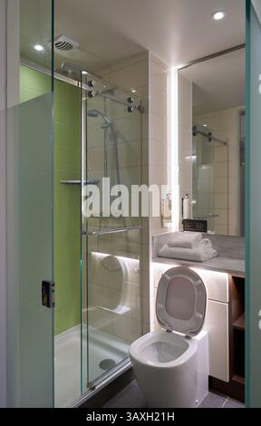 Toilette und Dusche im Badezimmer des Premier Inn Hub Hotels, Edinburgh Stockfoto