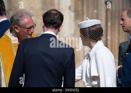 Windsor, Großbritannien. April 2025. Prinzessin Eugenie und ihr Ehemann Jack Brooksbank kommen zum Ostersonntagmorgen-Gottesdienst in der St. George's Chapel, Windsor Castle, Berkshire. Kredit: Maureen McLean/Alamy Stockfoto