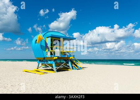 Farbenfroher Rettungsschwimmer-Stationsturm und das Meer in South Beach, Miami Beach, Florida Stockfoto