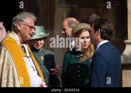 Windsor, Großbritannien. April 2025. Der Dekan von St. George's, Reverend Dr. Christopher Cocksworth, die Prinzessin Royal, Prinzessin Beatrice und ihr Ehemann Edoardo Mapelli mozzi (L-R). Kredit: Maureen McLean/Alamy Stockfoto