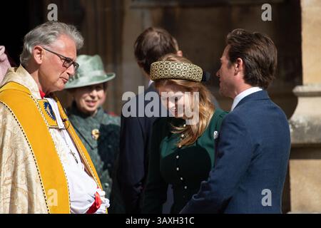 Windsor, Großbritannien. April 2025. Der Dekan von St. George's, Reverend Dr. Christopher Cocksworth, die Prinzessin Royal, Prinzessin Beatrice und ihr Ehemann Edoardo Mapelli mozzi (L-R). Kredit: Maureen McLean/Alamy Stockfoto