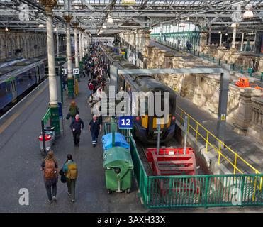 Passagiere steigen am Vormittag aus einem ScotRail-Zug an Bahnsteig 12 am Bahnhof Edinburgh Waverley aus Stockfoto