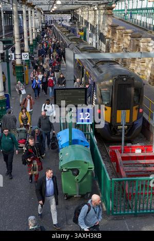 Passagiere steigen am Vormittag aus einem ScotRail-Zug an Bahnsteig 12 am Bahnhof Edinburgh Waverley aus Stockfoto