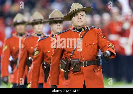 27. November 2016: Die Royal Canadian Mounted Police feiert vor der 104. Ausgabe des Grey Cup, dem Meisterschaftsspiel zwischen Calgary Stampeders und Ottawa Redblacks auf dem BMO Field in Toronto, Ontario, Kanada. Die Punktzahl liegt bei 20-7 in der Halbzeit für die Ottawa Redblacks. Daniel Lea/CSM(Kreditbild: &Copy; Daniel Lea/CSM via ZUMA Wire) Stockfoto