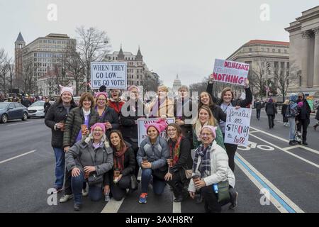 21. Januar 2017: Washington, District of Columbia, U.. S - Frauen mit Schildern während des protestmarsches in Washington, DC. (Kreditbild: © Mark Reinstein via ZUMA Wire) Stockfoto