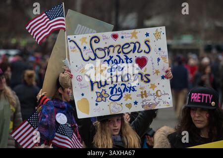 21. JANUAR 2017: Eine junge Marscherin hält ein Schild hoch, während sie während des Frauenmarsches in Washington am Tag nach der Amtseinführung Donald Trumps in Washington, DC, marschiert. (Kreditbild: &Copy; John Middlebrook/CSM via ZUMA Wire) Stockfoto