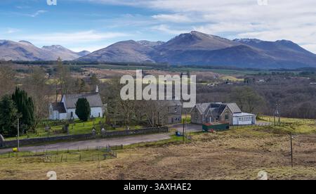 Blick über die Kirche und die Manse bei Kilmonivaig in Richtung der Wälder und Berglandschaft von Lochaber Stockfoto