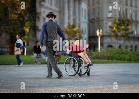 Ein Paar spielt einen Tango auf der berühmten Plaza del Mayo im Zentrum von Buenos Aires. Stockfoto