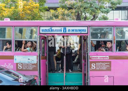 Bangkok, Thailand - 9. Mai 2017 : Unbekannte reisen mit dem Bus in Bangkok. Busse sind eines der wichtigsten öffentlichen Verkehrsmittel in Bangkok Stockfoto