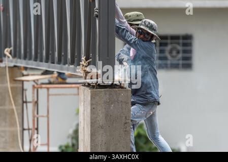 Bangkok, Thailand - 18. Mai 2017 : Unbekannte sind Bauarbeiter oder professionelle Arbeit für den Bau eines Bauherstellers auf der Baustelle. Stockfoto