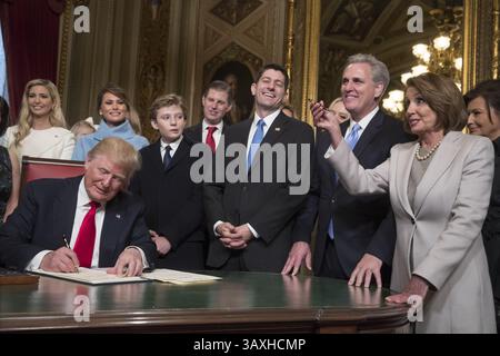 20. Januar 2017 – Washington, District of Columbia, Vereinigte Staaten von Amerika – Präsident Donald Trump wird von der Führung des Kongresses und seiner Familie begleitet, als er seine Kabinettsnominierungen im Senatssaal des Präsidenten im Kapitol in Washington am Freitag, den 20. Januar 2017 offiziell unterzeichnet. Von links hinter Trump sind Ivanka Trump, Melania Trump, ihr Sohn Barron Trump, Eric Trump, Sprecher des US-Repräsentantenhauses Paul Ryan (Republikaner von Wisconsin), Kevin McCarthy (Republikaner von Kalifornien) und Nancy Pelosi (Demokrat von Cal) Stockfoto