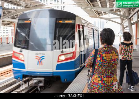 Bangkok, Thailand - 17. Januar 2018 : BTS Skytrain fährt in Bangkok. Viele Menschen in Bangkok nutzten den Skytrain, um Zeit zu sparen. Stockfoto