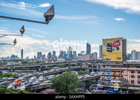 Bangkok, Thailand - 25. Mai 2018 : Stadtbild und Transport mit Schnellstraße und Verkehr tagsüber vom Wolkenkratzer von Bangkok. Bangkok ist das Capi Stockfoto