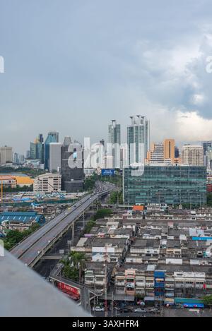 Bangkok, Thailand - 26. Mai 2018 : Stadtbild und Stadtbau im Wolkenhimmel vom Wolkenkratzer von Bangkok. Bangkok ist die Hauptstadt und das meiste Stockfoto