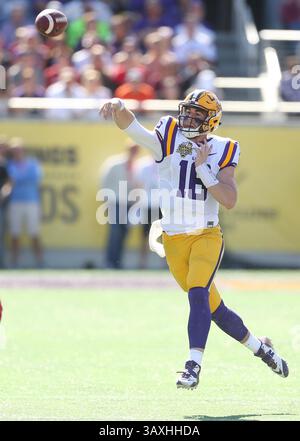 31. Dezember 2016: Orlando, FL, USA: Der LSU-Quarterback Danny Etling wirft am Samstag, den 31. Dezember 2016, im Camping World Stadium in Orlando gegen Louisville. (Bild: © Stephen M. Dowell/TNS via ZUMA Wire) Stockfoto
