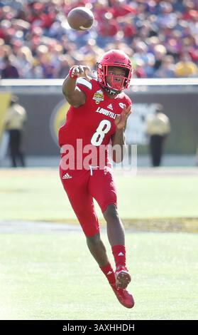 31. Dezember 2016: Orlando, FL, USA: Louisville Quarterback Lamar Jackson wirft am Samstag, den 31. Dezember 2016, gegen LSU im Buffalo Wild Wings Citrus Bowl im Camping World Stadium in Orlando, Florida. LSU gewann mit 29:9. (Bild: © Stephen M. Dowell/TNS via ZUMA Wire) Stockfoto