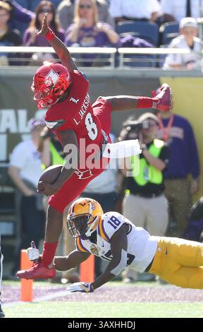 31. Dezember 2016 - Orlando, FL, USA - Louisville Quarterback Lamar Jackson (8) springt während des Buffalo Wild Wings Citrus Bowl im Camping World Stadium in Orlando, Florida, am Samstag, den 31. Dezember 2016 über den LSU Cornerback Tre'Davious White (18). (Bild: © Stephen M. Dowell/TNS via ZUMA Wire) Stockfoto