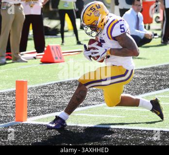 31. Dezember 2016 - Orlando, FL, USA - LSU Running Back Derrius Guice holt am Samstag, den 31. Dezember 2016, im Camping World Stadium in Orlando, Florida, einen Touchdown-Fang gegen Louisville. (Bild: © Stephen M. Dowell/TNS via ZUMA Wire) Stockfoto