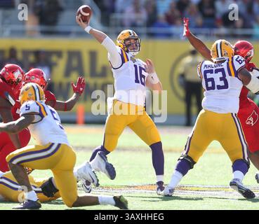 31. Dezember 2016 – Orlando, FL, USA – LSU Quarterback Danny Etling (16) tritt am Samstag, 31. Dezember 2016, im Camping World Stadium in Orlando, Florida, gegen Louisville ein. LSU gewann mit 29:9. (Bild: © Stephen M. Dowell/TNS via ZUMA Wire) Stockfoto
