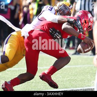 31. Dezember 2016 - Orlando, FL, USA - LSU Linebacker Arden Key (49) entführt Louisville Quarterback Lamar Jackson für eine Sicherheit während des Buffalo Wild Wings Citrus Bowl im Camping World Stadium in Orlando, Florida, am Samstag, den 31. Dezember 2016. (Bild: © Stephen M. Dowell/TNS via ZUMA Wire) Stockfoto