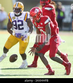 31. Dezember 2016: Orlando, FL, USA: Louisville Quarterback Lamar Jackson (8) fummelt am Samstag, den 31. Dezember 2016 im Camping World Stadium in Orlando, Florida, gegen LSU. LSU gewann mit 29:9. (Bild: © Stephen M. Dowell/TNS via ZUMA Wire) Stockfoto