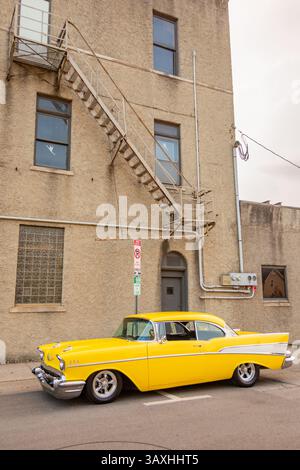 Ein gelbes 1957er Chevrolet Bel-Air Coupé im Zentrum von Auburn, Indiana, USA. Stockfoto