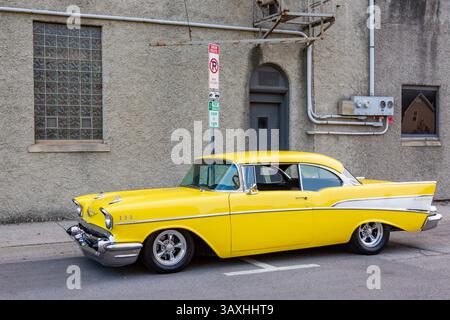 Ein gelbes 1957er Chevrolet Bel-Air Coupé im Zentrum von Auburn, Indiana, USA. Stockfoto