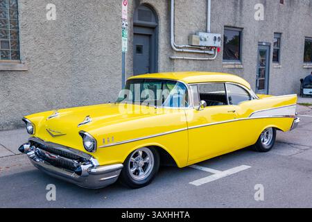 Ein gelbes 1957er Chevrolet Bel-Air Coupé im Zentrum von Auburn, Indiana, USA. Stockfoto