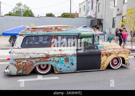Ein abgesenkter, mehrfarbiger 1956 GMC Vorort in einer Autoausstellung in einem Park in Auburn, Indiana, USA. Stockfoto