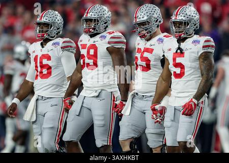 31. Dezember 2016: Ohio State Buckeyes Quarterback J.T. Barrett (16), Ohio State Buckeyes Defensive End Tyquan Lewis (59), Ohio State Buckeyes Offensive Lineman Pat Elflein (65) und Ohio State Buckeyes Linebacker Raekwon McMillan (5) gehen vor dem NCAA Football Game Action zwischen den Ohio State Buckeyes und den Clemson Tigers im University of Phoenix Stadium, Glendale, AZ. Clemson Besiegte Ohio State Mit 31:0. Foto von Adam Lacy/Cal Sport Media (Kreditbild: &Copy; Adam Lacy/CSM via ZUMA Wire) Stockfoto