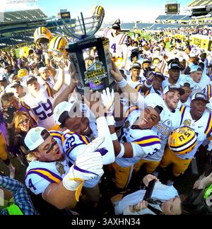 31. Dezember 2016 - Orlando, FL, USA - die LSU-Spieler feiern am Samstag, 31. Dezember 2016, im Buffalo Wild Wings Citrus Bowl im Camping World Stadium in Orlando, Florida, einen Sieg von 29-9 gegen Louisville. (Kreditbild: © Joe Burbank/TNS via ZUMA Wire) Stockfoto