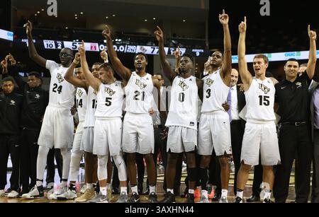 31. Dezember 2016 – Orlando, FL, USA – die UCF Knights singen die Alma Mater der Schule nach einem Sieg 77-53 gegen Temple in der CFE Arena in Orlando, Florida, am Samstag, den 31. Dezember 2016. (Bild: © Ricardo Ramirez Buxeda/TNS via ZUMA Wire) Stockfoto