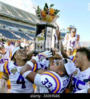 31. Dezember 2016 - Orlando, FL, USA - die LSU-Spieler feiern am Samstag, 31. Dezember 2016, im Buffalo Wild Wings Citrus Bowl im Camping World Stadium in Orlando, Florida, einen Sieg von 29-9 gegen Louisville. (Kreditbild: © Joe Burbank/TNS via ZUMA Wire) Stockfoto
