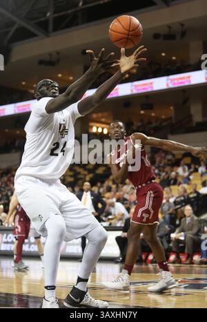 31. Dezember 2016: Orlando, FL, USA - am Samstag, 31. Dezember 2016, greift der Tacko Fall der UCF gegen Temple in der CFE Arena in Orlando, Florida, zurück. Die UCF gewann 77-53. (Bild: © Ricardo Ramirez Buxeda/TNS via ZUMA Wire) Stockfoto