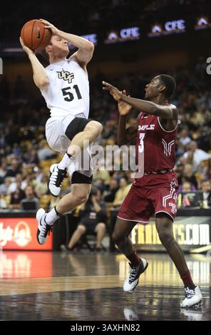 31. Dezember 2016: Orlando, FL, USA: Nathan Laing (51) der UCF schlägt am Samstag, 31. Dezember 2016, in der CFE Arena in Orlando, Florida, gegen Shizz Alston, Jr. (3) von Temple. Die UCF gewann 77-53. (Bild: © Ricardo Ramirez Buxeda/TNS via ZUMA Wire) Stockfoto