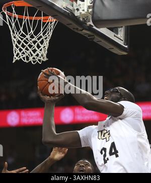 31. Dezember 2016: Orlando, FL, USA – der Tacko Fall der UCF (24) trifft am Samstag, den 31. Dezember 2016 in der CFE Arena in Orlando, Florida, auf Temple. Die UCF gewann 77-53. (Bild: © Ricardo Ramirez Buxeda/TNS via ZUMA Wire) Stockfoto