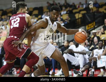 31. Dezember 2016 – Orlando, FL, USA – Ayan Nunez de Carvalho (32) versucht am Samstag, den 31. Dezember 2016, den Chad Brown (21) in der CFE Arena in Orlando, Florida, einzudämmen. Die UCF gewann 77-53. (Bild: © Ricardo Ramirez Buxeda/TNS via ZUMA Wire) Stockfoto