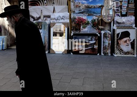 1. Januar 2017 – Jerusalem, Israel – Ultra-orthodoxer jüdischer Mann spaziert an einer Schaufensterfront vorbei für gerahmte Fotografien und Gemälde. (Bild: © Nir Alon via ZUMA Wire) Stockfoto