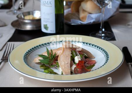 17. Oktober 2016 - Peru - Caesar Salat mit gegrilltem Hühnchenblättern, Parmesankäse, Croutons und Caesar Sauce im Belmond Monasterio Hotel, das in einem Kloster aus dem 16. Jahrhundert untergebracht ist. Peru, Provinz Cuzco, Cuzco, UNESCO-Weltkulturerbe, Plaza de las Nazarenas. Unter der Regie des in Italien geborenen Küchenchefs Marco Alban werden regionale Produkte verwendet, um sie zur Haute Cuisine zu machen. Hotel Monasterio. Cuzco. (Bild: © Sergi Reboredo via ZUMA Wire) Stockfoto
